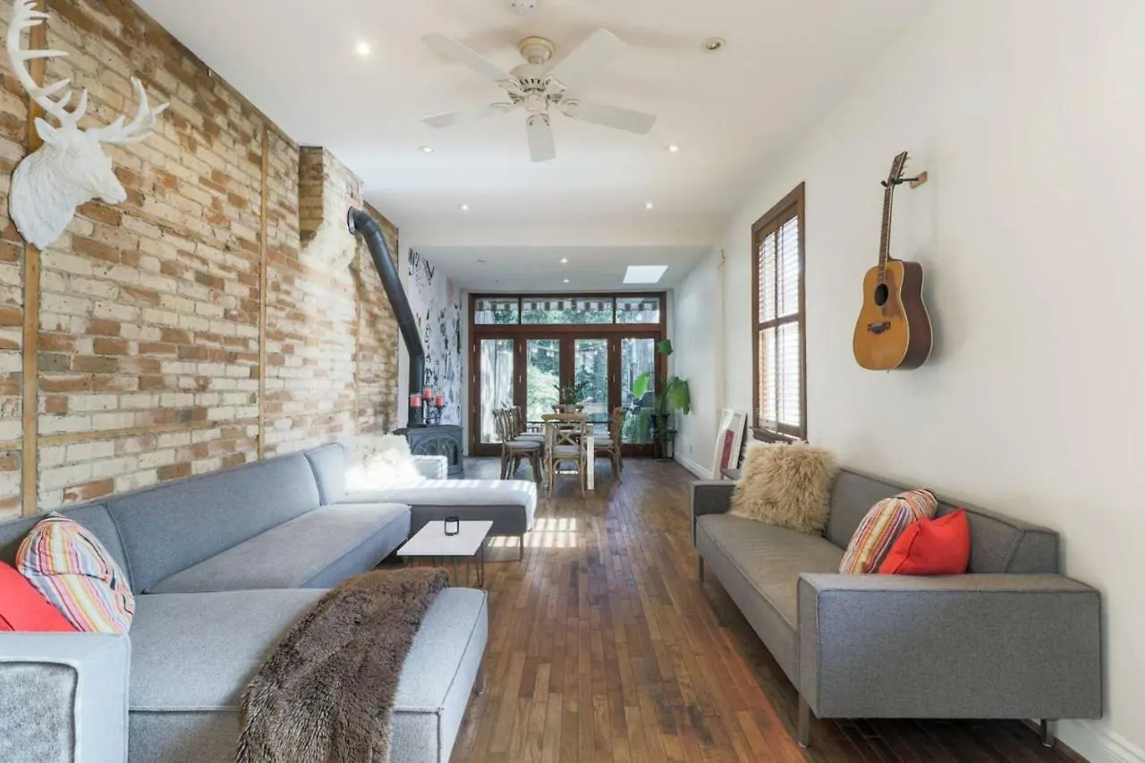Holiday home Chic Toronto Townhouse With Private Patio Villa Canada